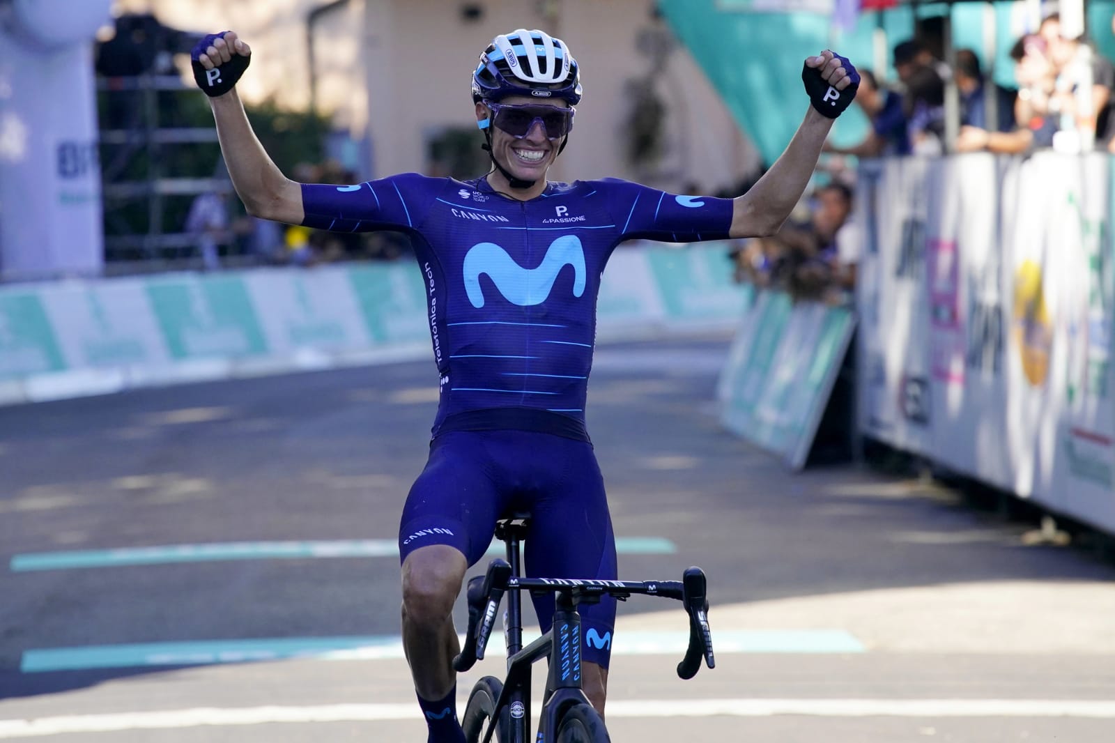  Enric Mas vence el Giro de Emilia en un épico duelo con Pogacar.