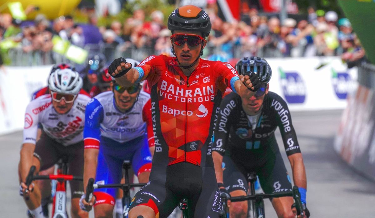 Pello Bilbao celebrando su victoria de etapa en el Tour de los Alpes 2022