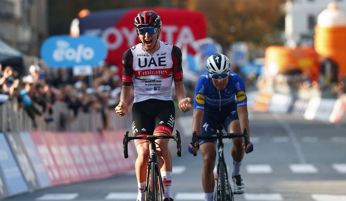 Tadej Pogacar celebrando su victoria en la pasada edición de Il Lombardia, tras superar en los últimos metros a Fausto Masnada. Foto Sprint Cycling Agency