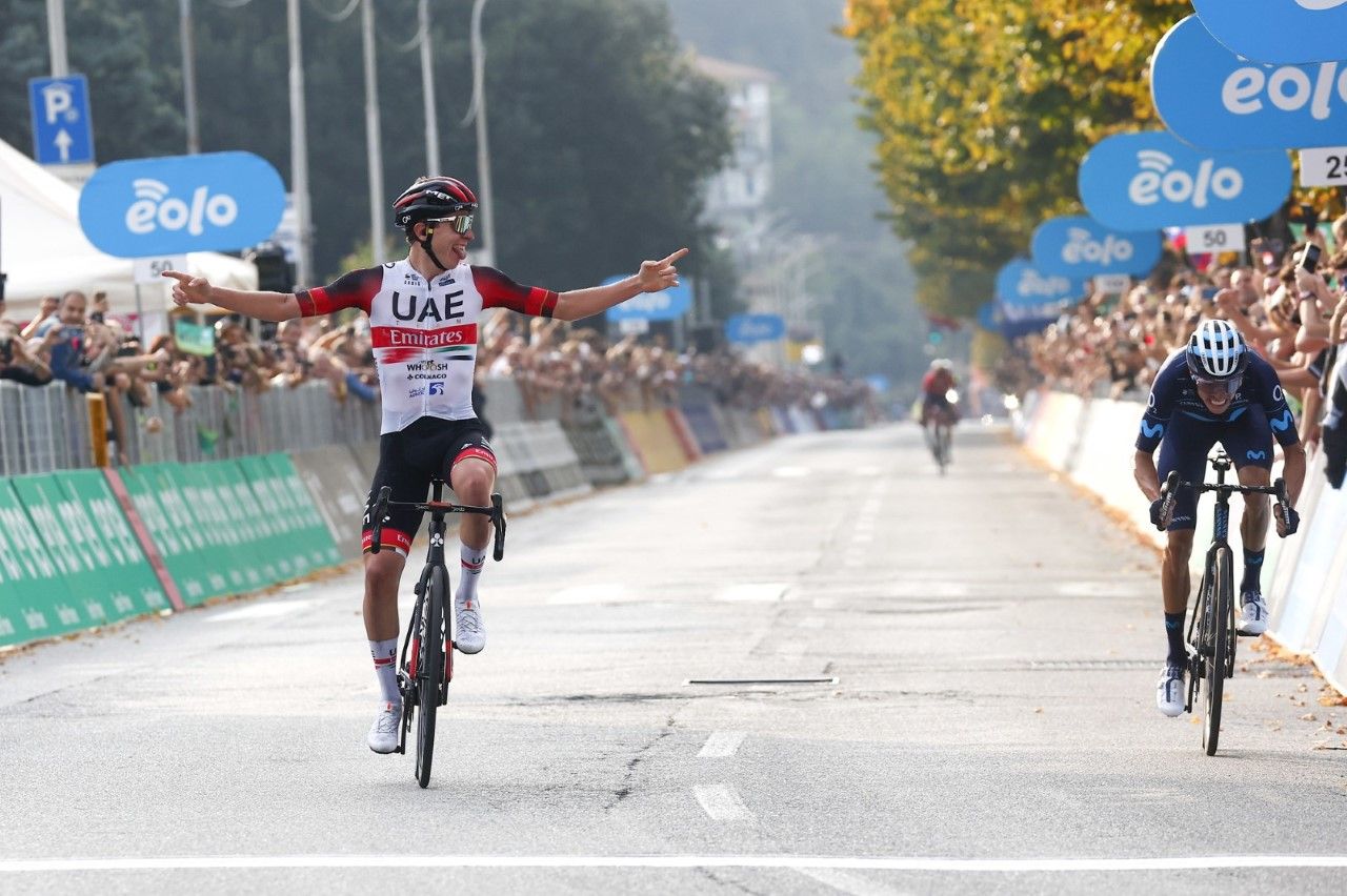 Pogacar corona Il Lombardía tras un duelo al esprint con Mas; Valverde, sexto.