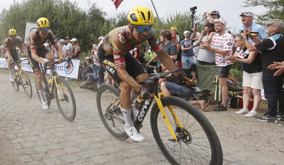 Primoz Roglic durante la etapa del pavés que acabó con sus esperanzas en el Tour