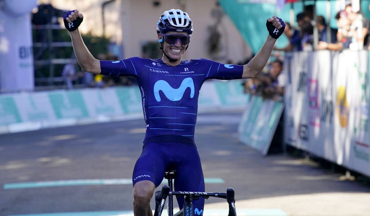 Enric Mas celebrando su victoria en el Giro dell´Emilia
