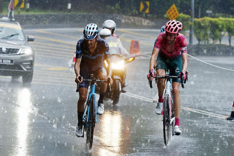 Ivan Sosa y Hugh Carthy ruedan destacados bajo el diluvio