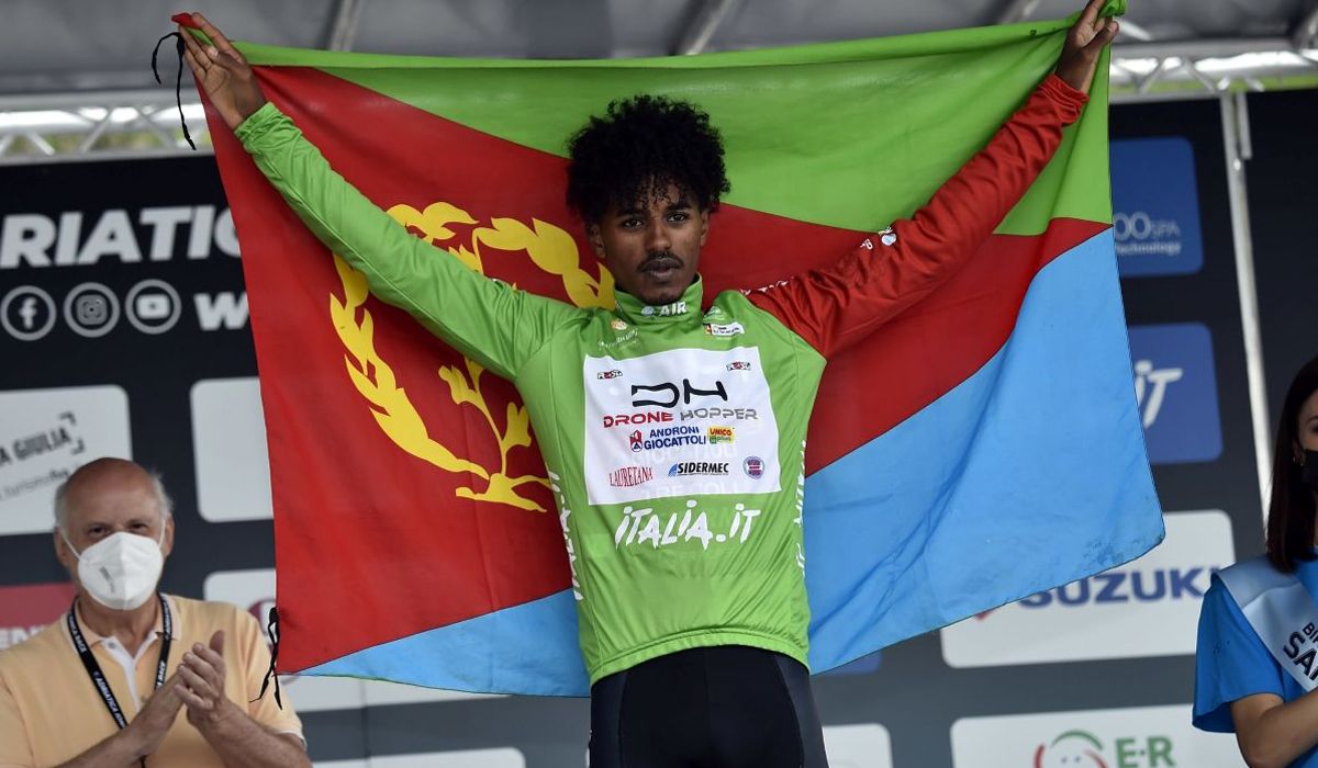 Natnael Tesfatsion, en el podio con la bandera de su país, tras ganar la etapa reina de la Adriatica Ionica Race 