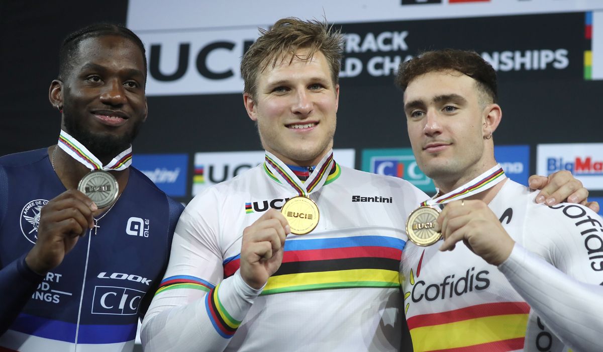 Alejandro Martínez, a la derecha luciendo la medalla de bronce, junto a Jeffrey Hoogland (oro) y Melvin Landreneau (plata)