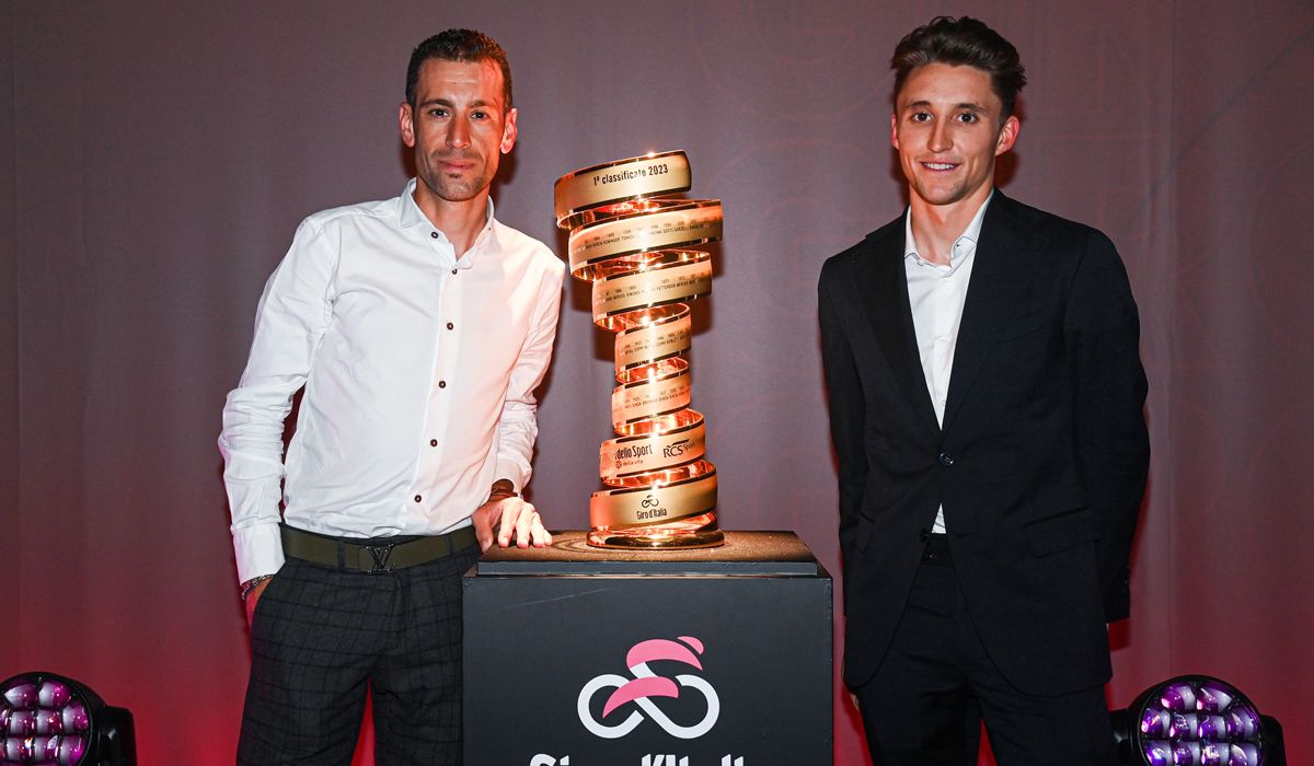Vincenzo Nibali y Jai Hindley, ganador de la pasada edición, junto al Trofeo Senza Fine durante la presentación del Giro 2023