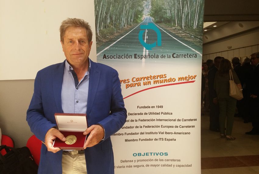 Ángel Bara recibe la medalla de la AEC