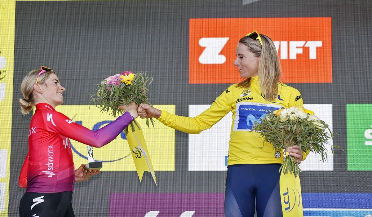 Annemiek van Vleuten con Demi Vollering en el podio final del Tour Femmes 2022