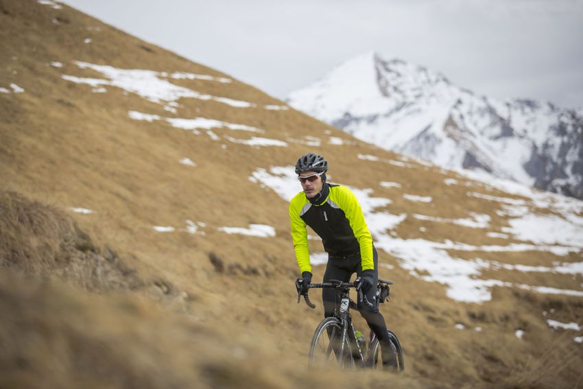 No dejes de pedalear ni en invierno con las nuevas prendas de Santini