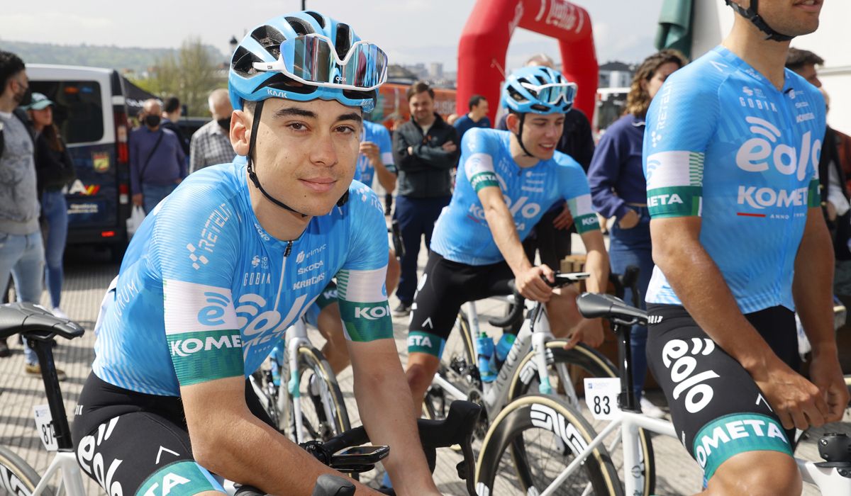 Álex Martín antes del inicio de una etapa de la pasada Vuelta a Asturias