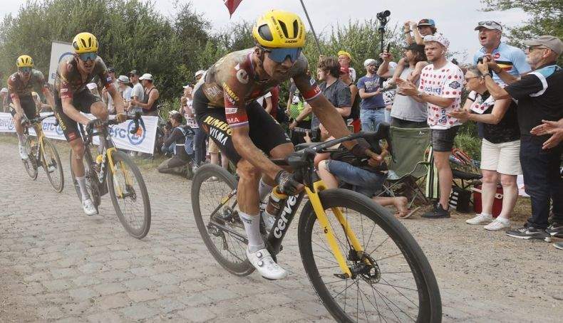 primoz roglic durante la etapa del paves que acabo con sus esperanzas en el tour
