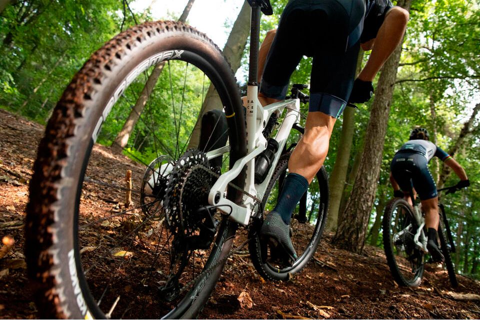 bicicleta mtb race 900s grupo gx eagle axs ruedas mavic crossmax aluminio (6)