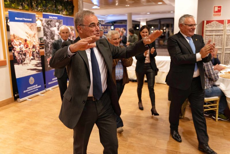 Hinault, a la entrada al salón donde recibiría el homenaje Hinault, a la entrada al salón donde recibiría el homenaje