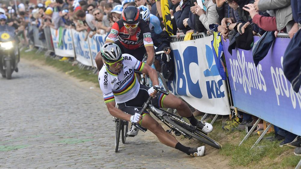 Vídeo: Sagan y Van Avermaet quedaron eliminados por una caída en el Oude Kwaremont