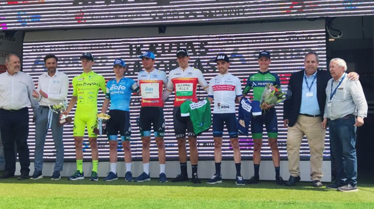 Eric Fagúndez, en el podio como ganador de la Clásica de Pascua Ruta Xacobea 