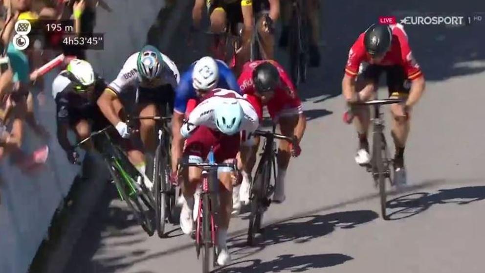 Vídeo: Durísima caída de Cavendish tras una polémica maniobra de Sagan