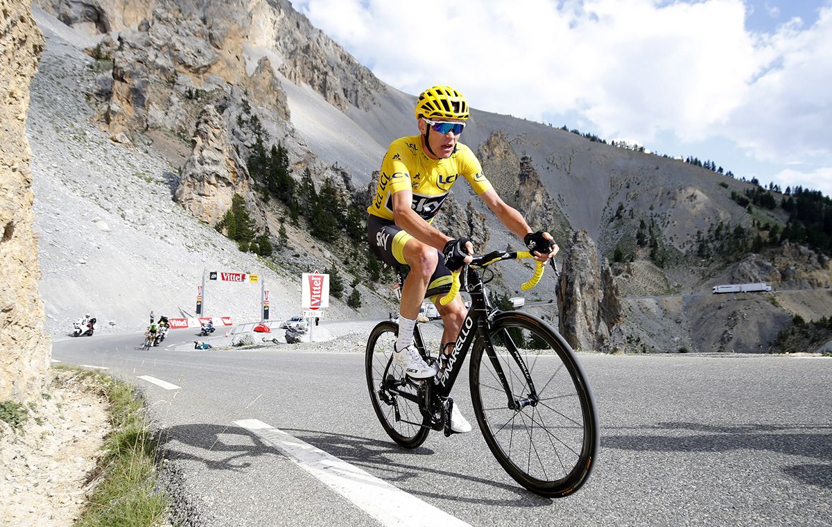 Froome acaricia su cuarto maillot amarillo