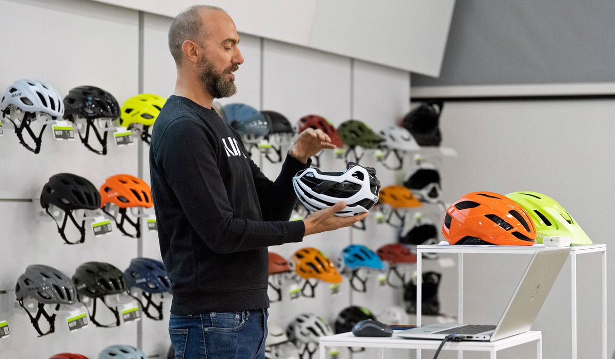Luca Viano, director de producto, muestra cómo está diseñado el modelo más ventilado de Kask, el Valegro