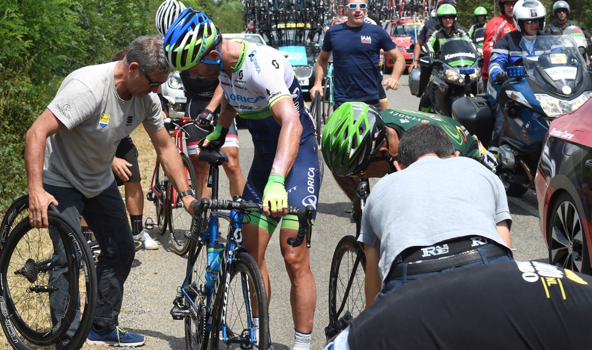 La asistencia mecánica durante una carrera ciclista