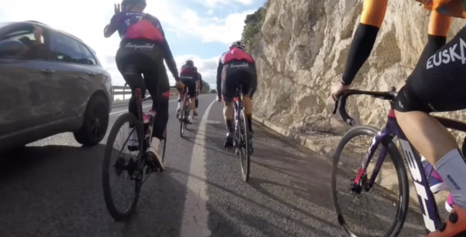 [VÍDEO] %22Asesino al volante%22 casi atropella de frente a varios ciclistas del Burgos BH.