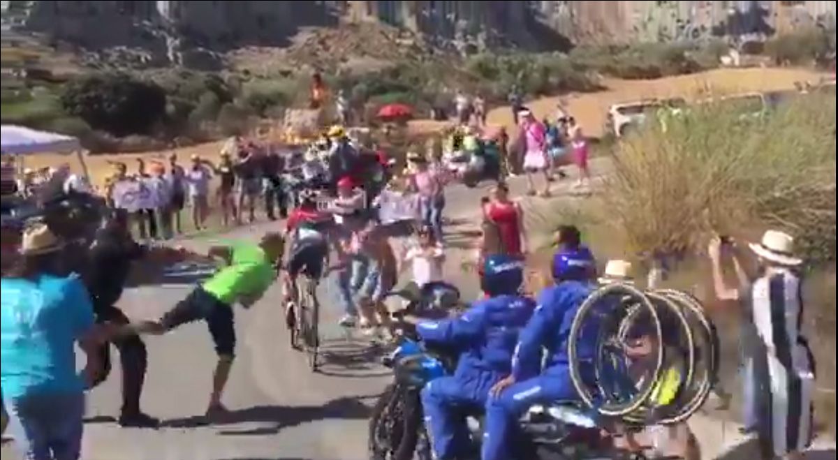 Vídeo: un Guardia Civil provoca la caída de la moto Shimano