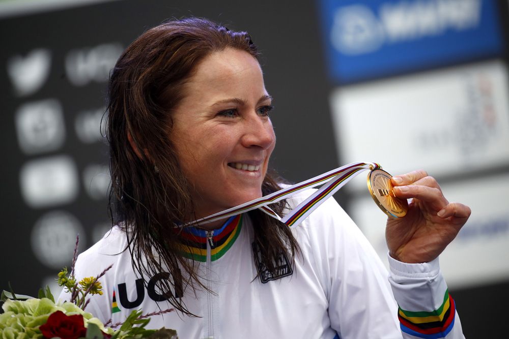 Van Vleuten, arcoíris; Pidcock confirma su talento