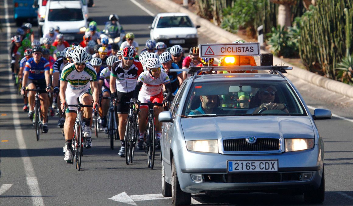 Así debe circular el coche de apoyo de ciclistas Así debe circular el coche de apoyo de ciclistas