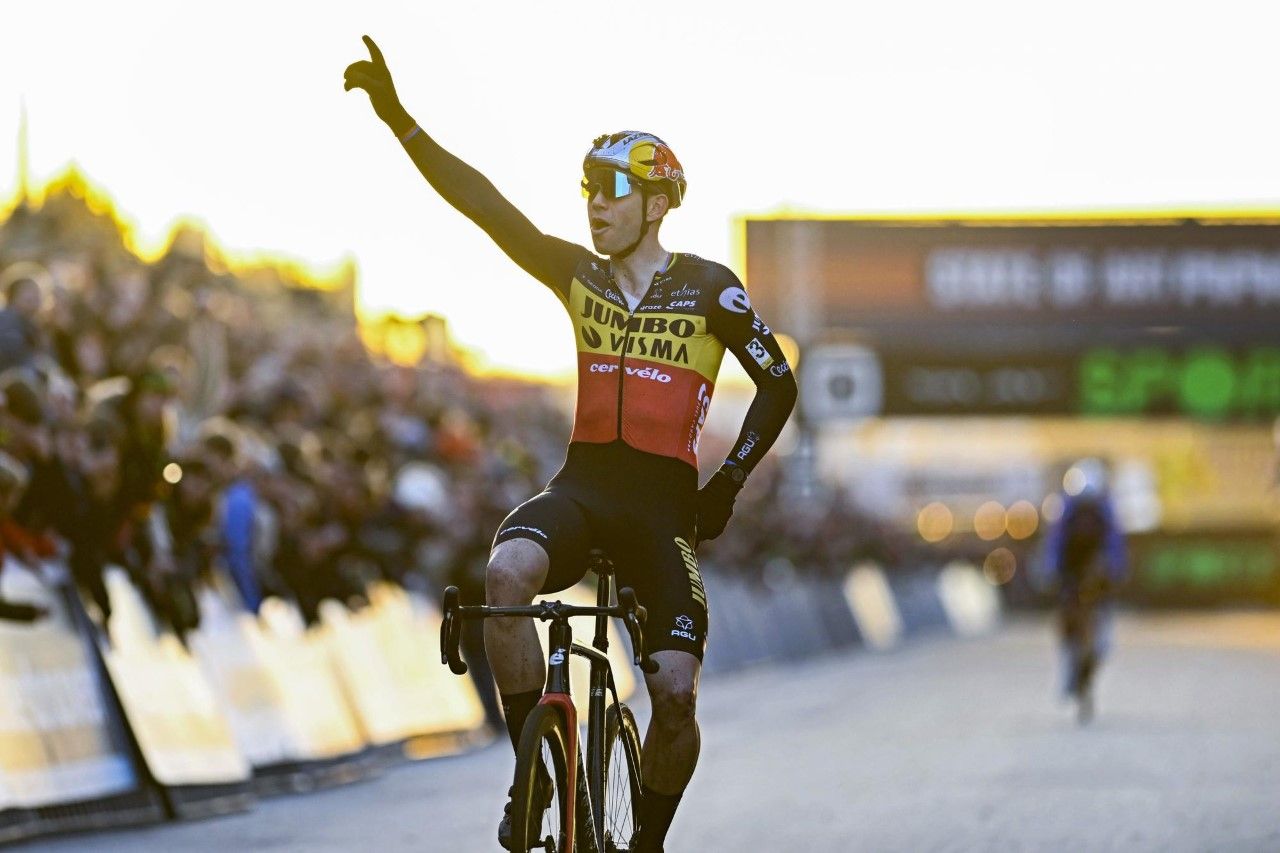 Wout van Aert se impone a Van der Poel en Heusden Zolder.