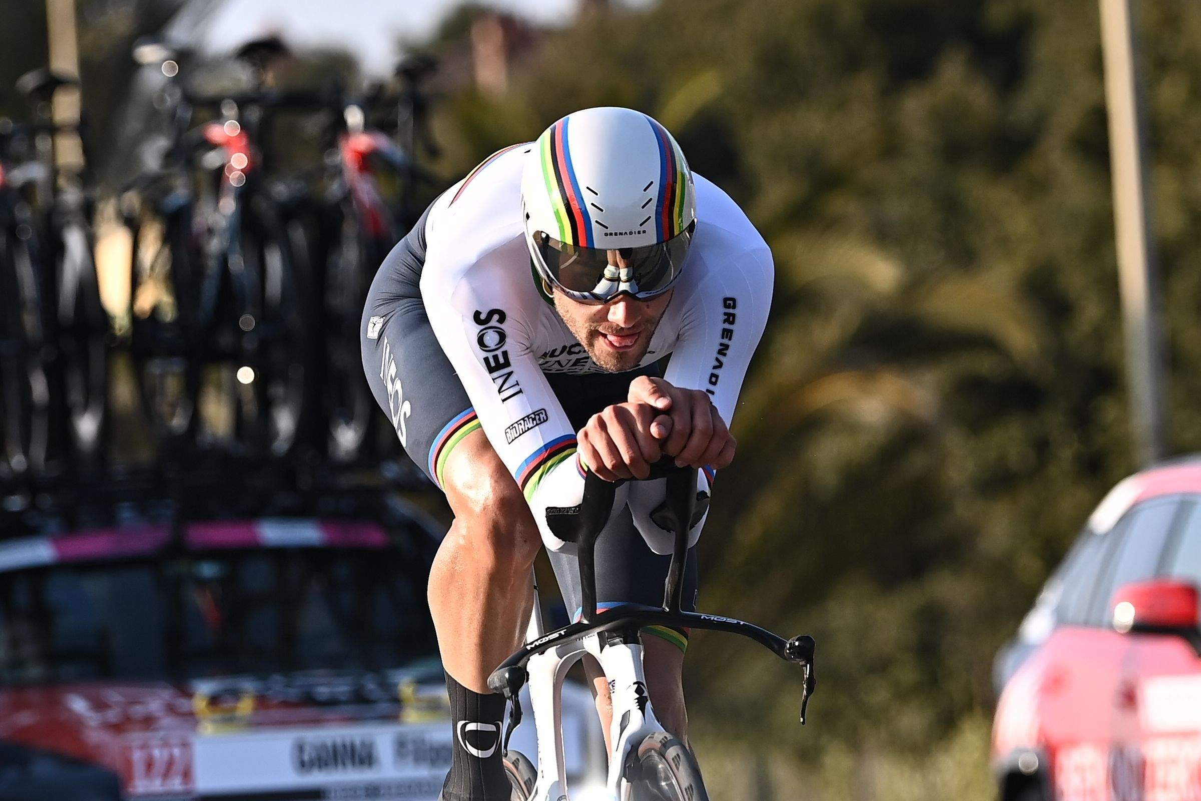 Se acabó la artimaña aerodinámica de amontonar bicis en la baca del coche de equipo.