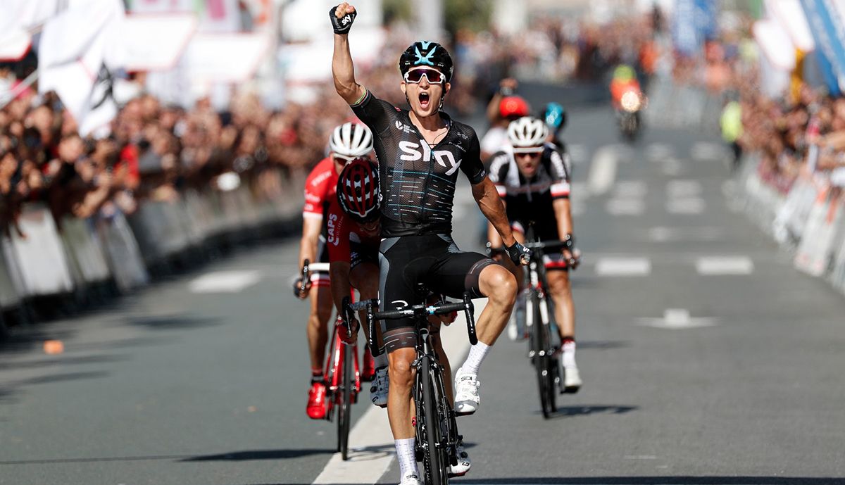 Kwiatkowski remata el perfecto trabajo del Sky