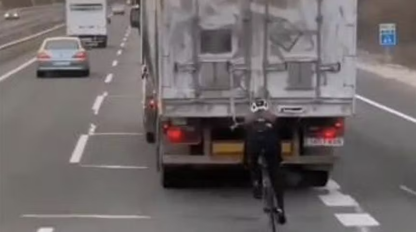 El vídeo de un ciclista a rebufo de un camión en plena autovía que se ha hecho viral.