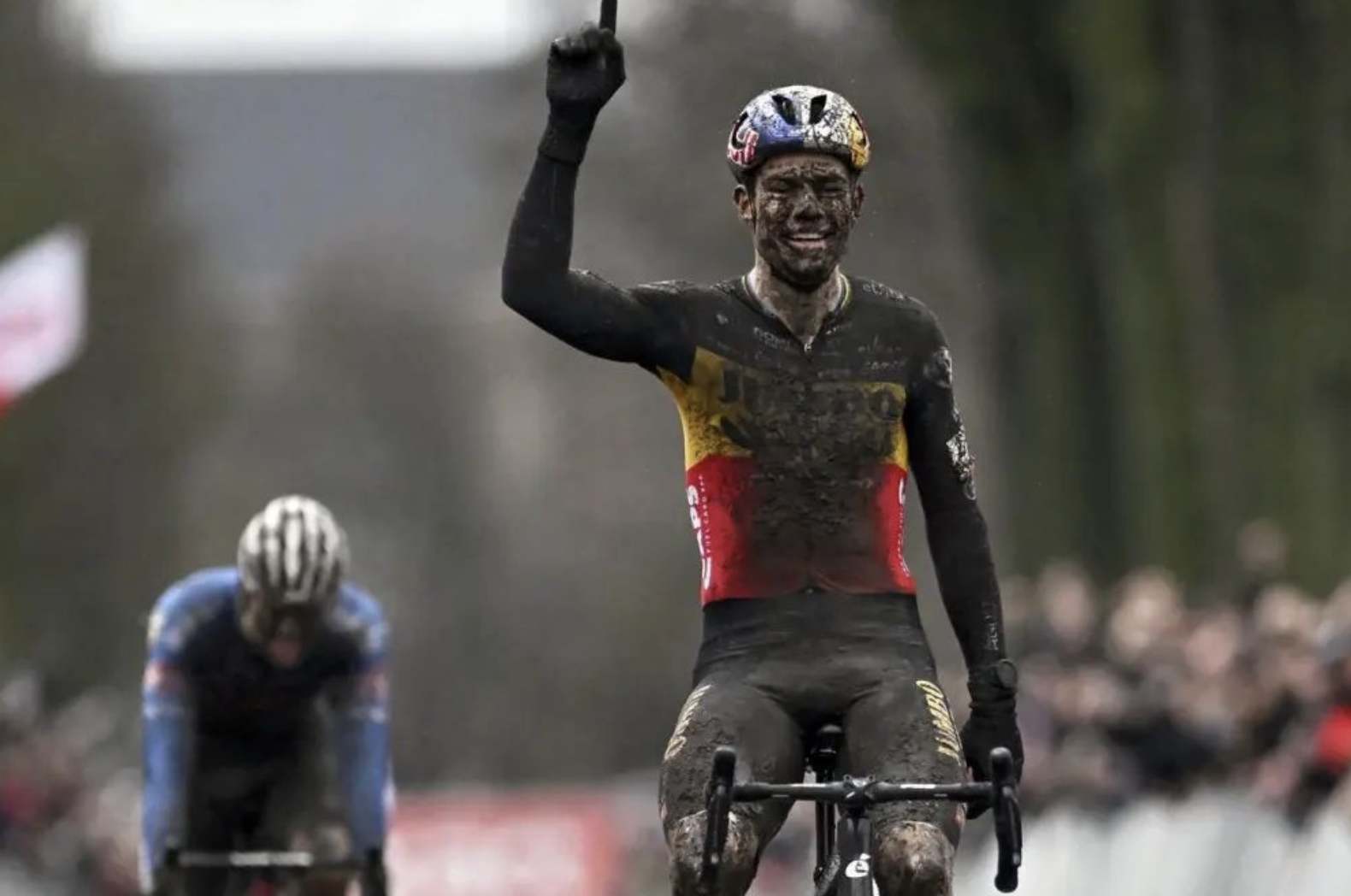 Wout van Aert derrota a Van der Poel y Pidcock sobre el barro de Loenhout.