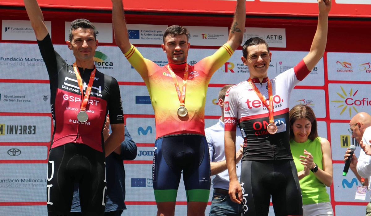 Iñigo González, en el centro de la imagen, tras proclamarse campeón de España élite el pasado mes de junio