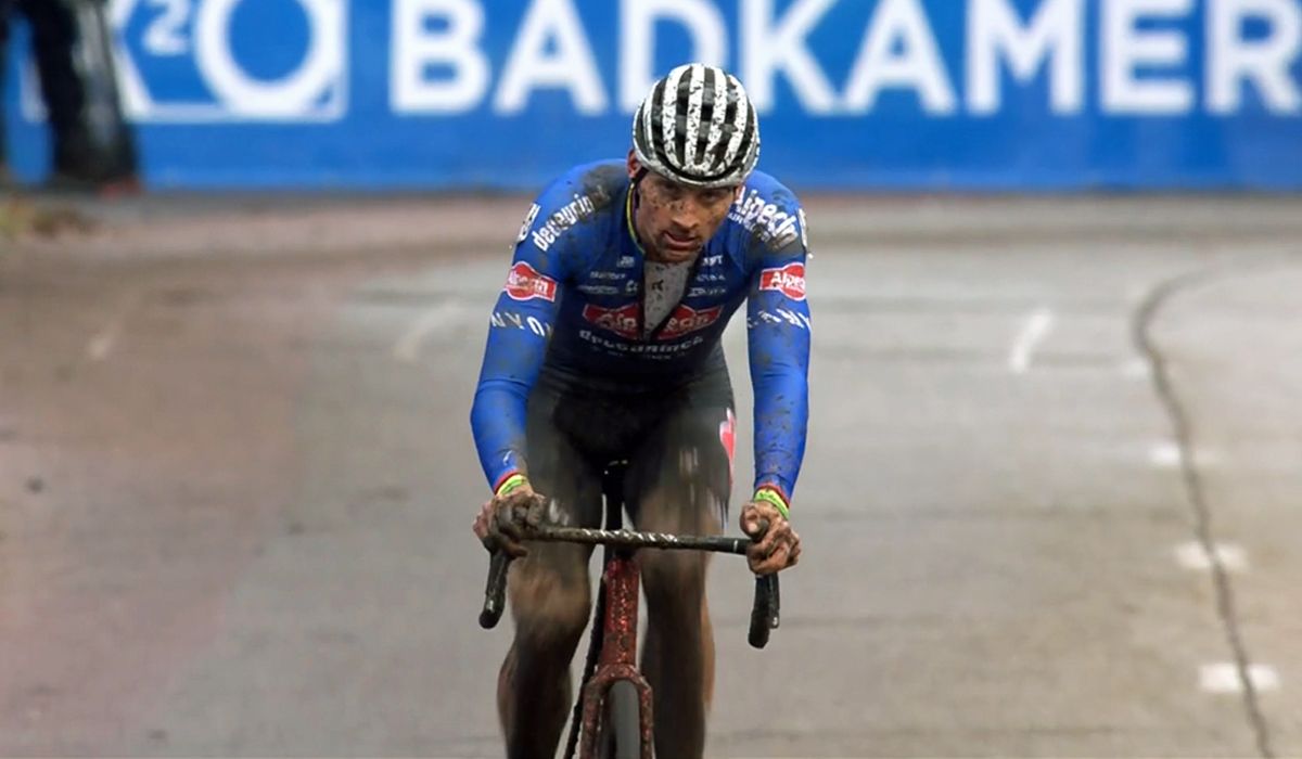 Mathieu van der Poel gana en Herentals tras un pinchazo de Van Aert