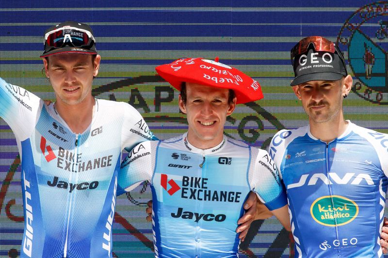 Cañellas, en el podio de la Clásica de Ordizia 2022 junto a Simon Yates  ganador  y Dion Smith