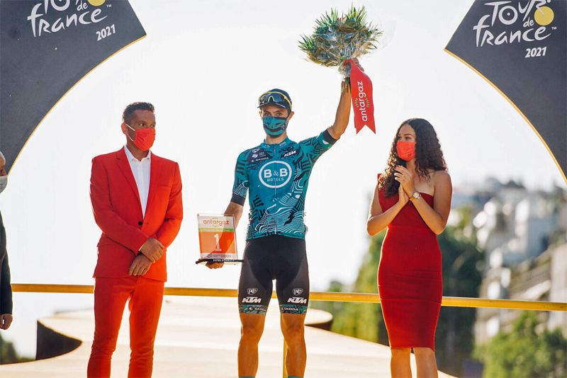 Bonnamour, en el podio del Tour 2021 tras ser nombrado el ciclista más combativo de esa edición Bonnamour, en el podio del Tour 2021 tras ser nombrado el ciclista más combativo de esa edición