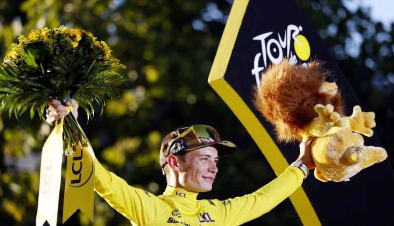 jonas vingegaard sonriendo en el podio de paris jonas vingegaard sonriendo en el podio de paris