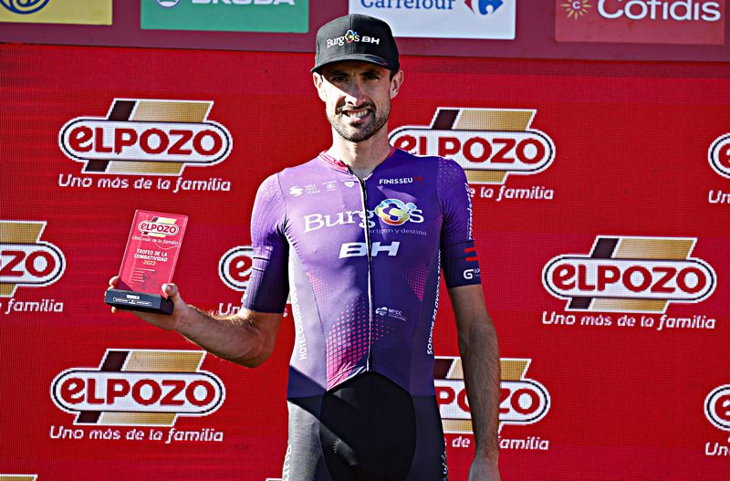 Okamika en el podio de La Vuelta tras recibir el premio al ciclista más combativo del día Okamika en el podio de La Vuelta tras recibir el premio al ciclista más combativo del día
