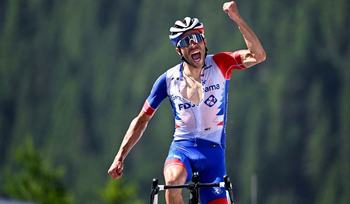 Thibaut Pinot celebrando su victoria en una etapa de la pasada Vuelta a Suiza