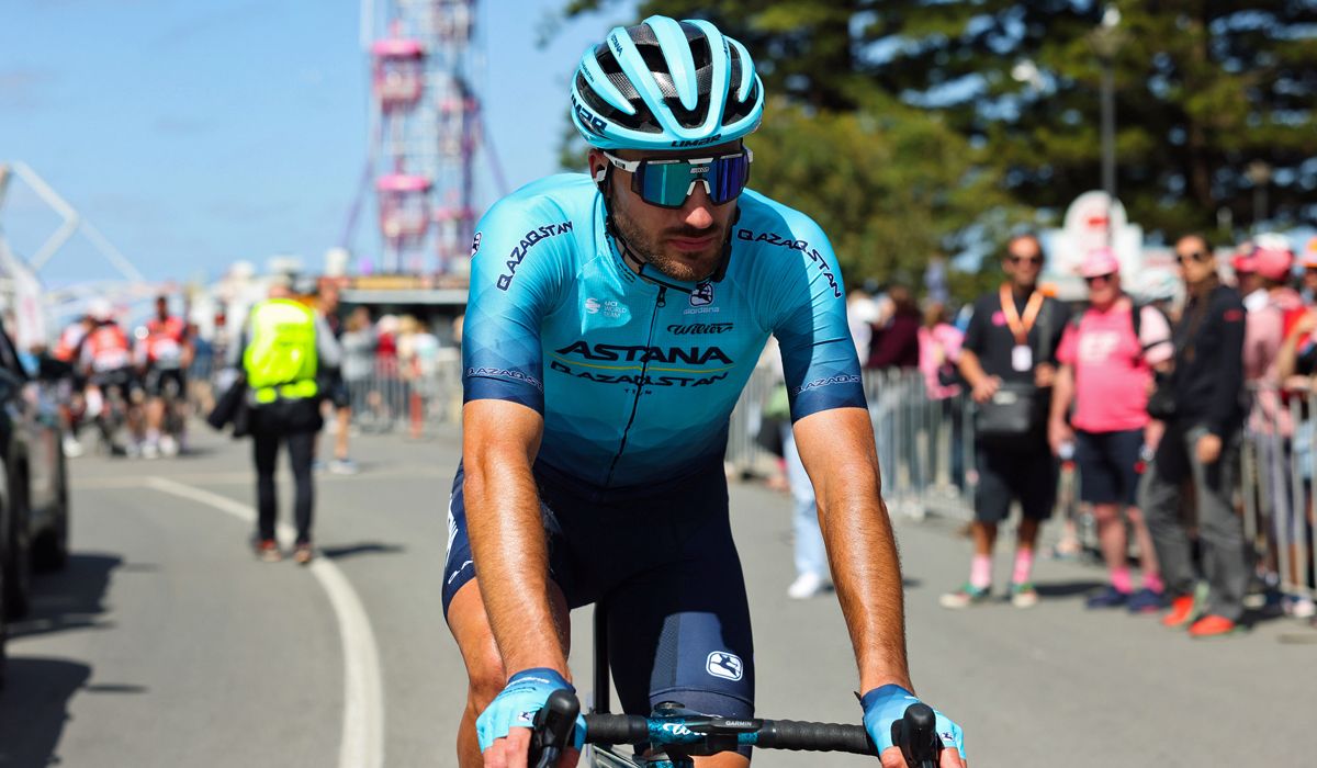 Gianni Moscon se fractura la clavícula izquierda tras sufrir una caída en el Tour Down Under