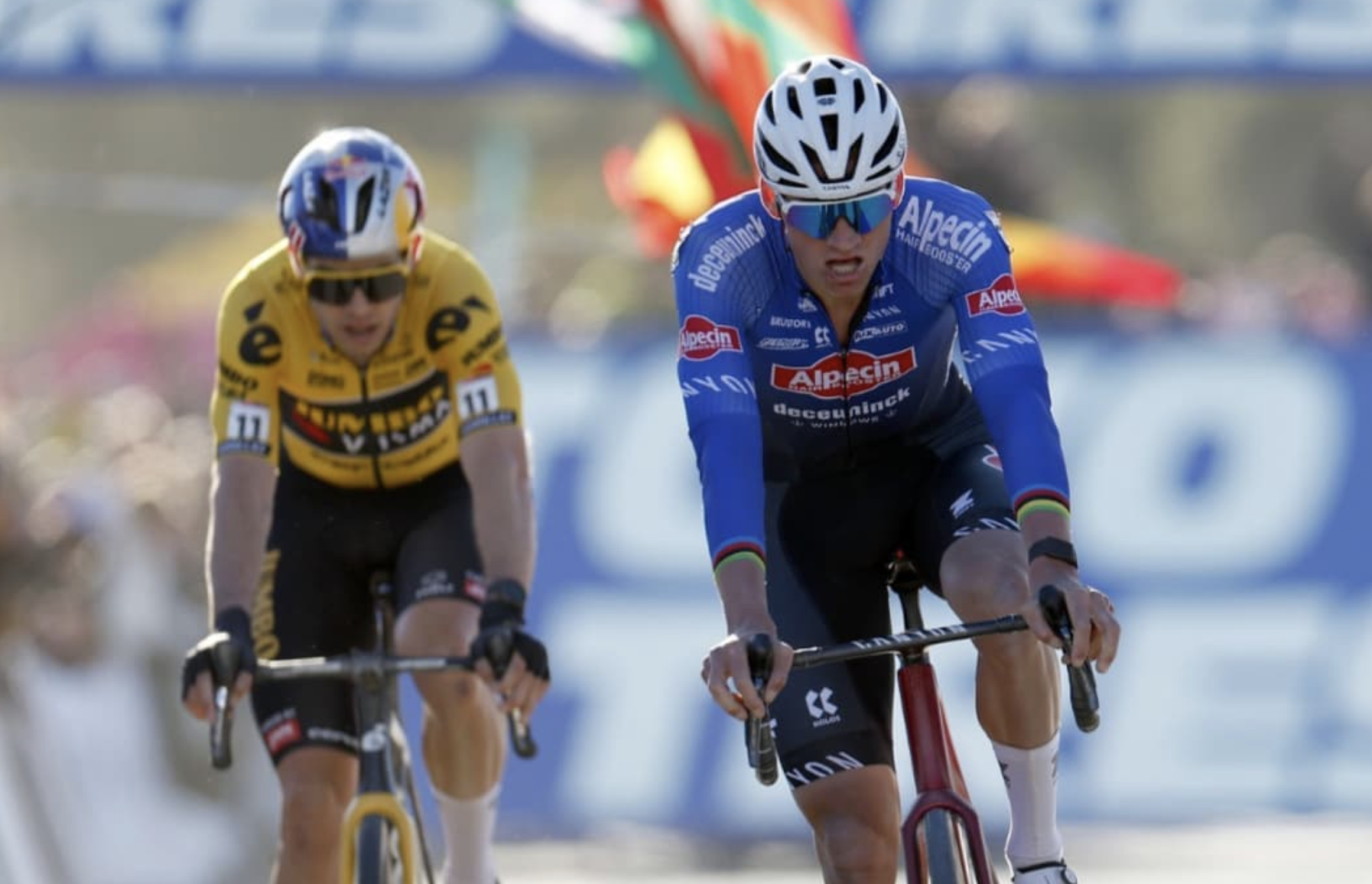Mathieu van der Poel  se impone a Wout van Aert en la Copa del Mundo de Benidorm.