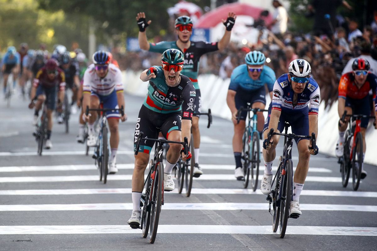 Sam Bennett, victoria y liderato en San Juan