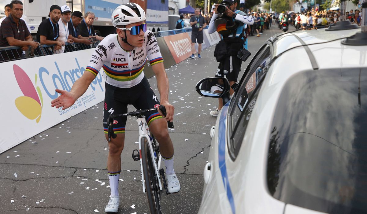 Evenepoel pidiendo explicaciones al coche de dirección de carrera tras el peligroso final de la 1ª etapa de la Vuelta a San Juan