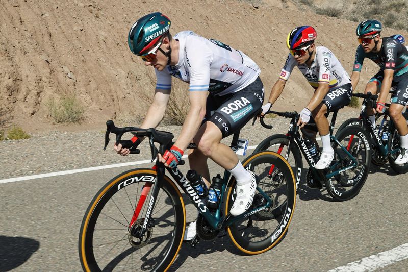 El irlandés Sam Bennett (BORA hansgrohe) sigue liderando la clasificación general El irlandés Sam Bennett (BORA hansgrohe) sigue liderando la clasificación general
