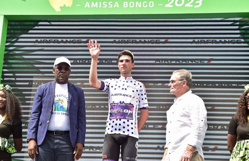 Mario Aparicio subió al podio para recoger su maillot de líder de la montaña Mario Aparicio subió al podio para recoger su maillot de líder de la montaña