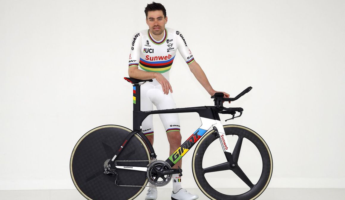Dumoulin presenta el maillot de campeón del mundo contrarreloj que lucirá en 2018