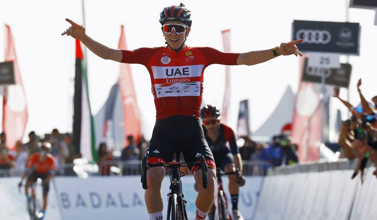 Tadej Pogacar celebrando su victoria en la cima de Jebel Hafeet en el UAE Tour 2022 Tadej Pogacar celebrando su victoria en la cima de Jebel Hafeet en el UAE Tour 2022