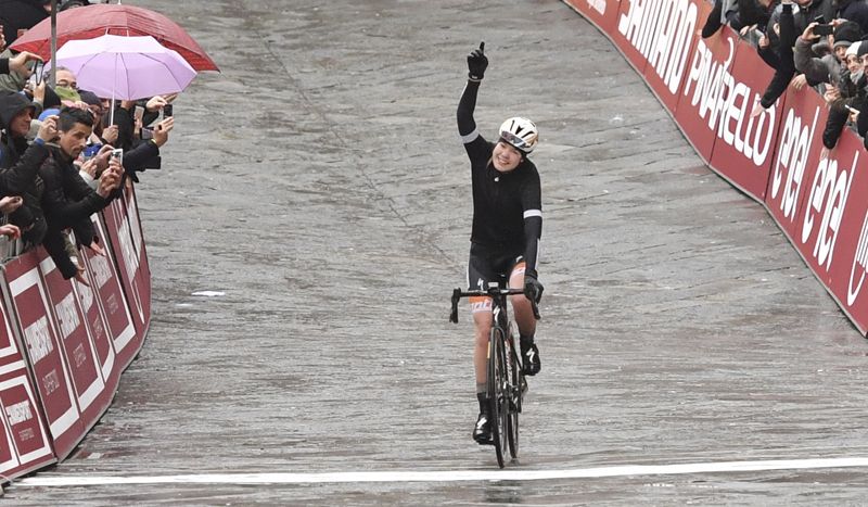 Anna van der Breggen impone su ley en la Strade Bianche Women