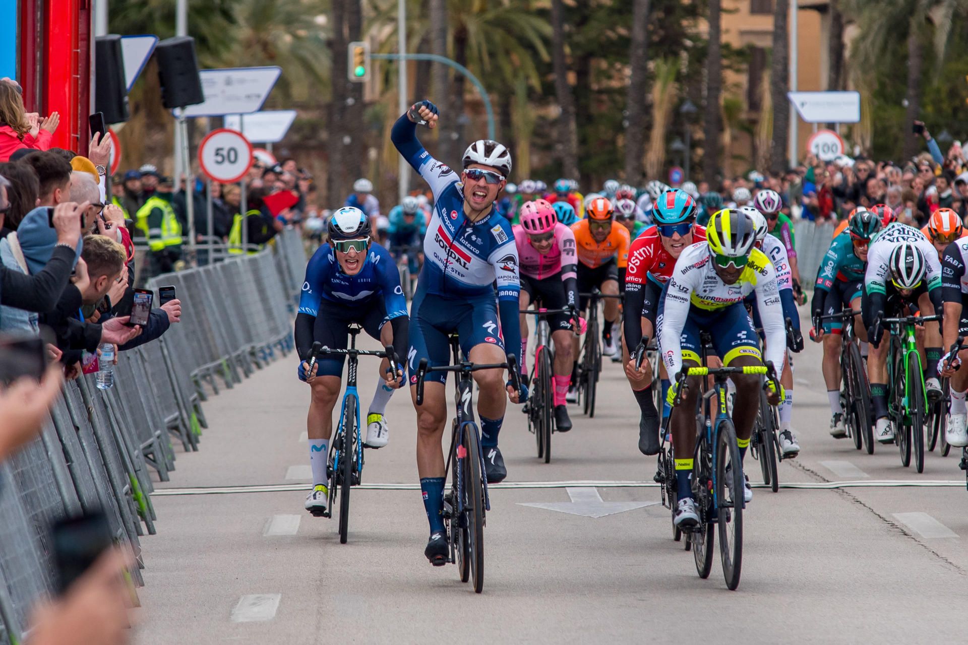 El británico Ethan Vernon (Soudal) gana al esprint el Trofeo Palma.