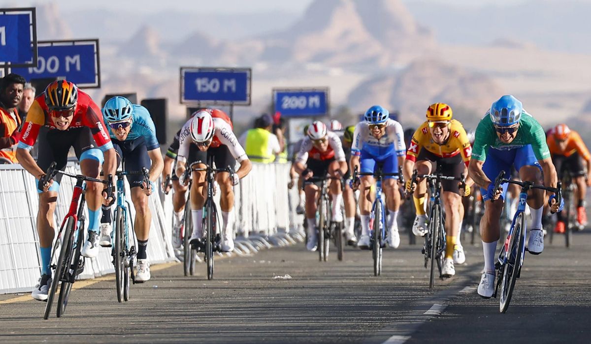 Jonathan Milan supera al sprint a Groenewegen tras una etapa marcada por el viento